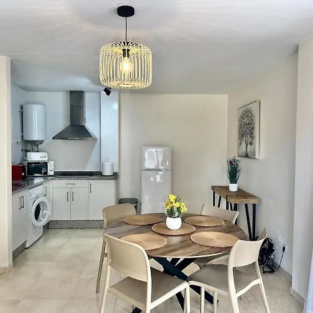 Gem - Sea Views - Walk To Everything Apartment *
