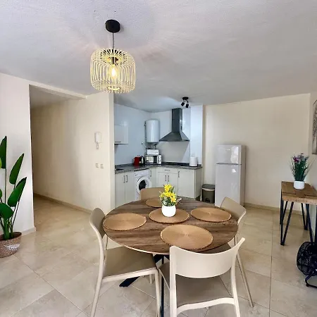 Gem - Sea Views - Walk To Everything Apartment *