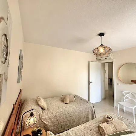 Apartment Gem - Sea Views - Walk To Everything *